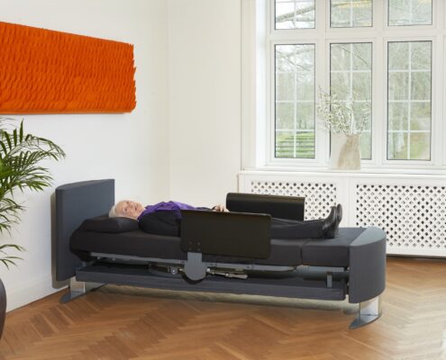 Muchos de nuestros usuarios sufren de EM. Los síntomas de esta condición incluyen debilidad muscular, fatiga y dificultad para caminar. Estos síntomas hacen que sea más difícil controlar los movimientos del cuerpo. Por lo tanto, entrar y salir de la cama se convierte en una tarea extenuante, inmanejable y, a menudo, dolorosa.